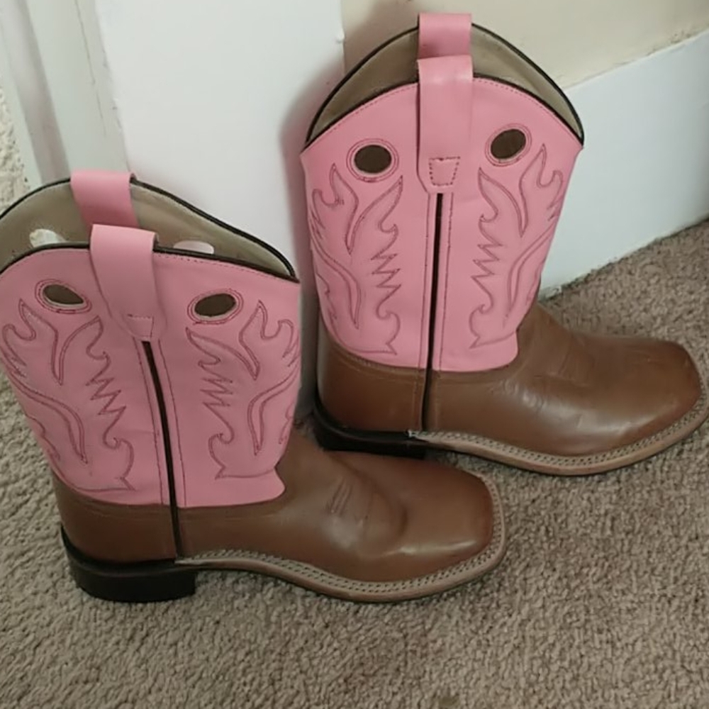 Girls pink and brown boots.